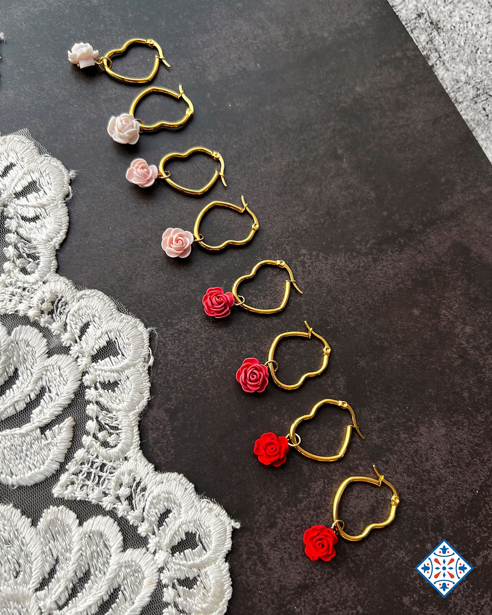 Miniatura: Orecchini a cerchio a forma di cuore con rose rosa