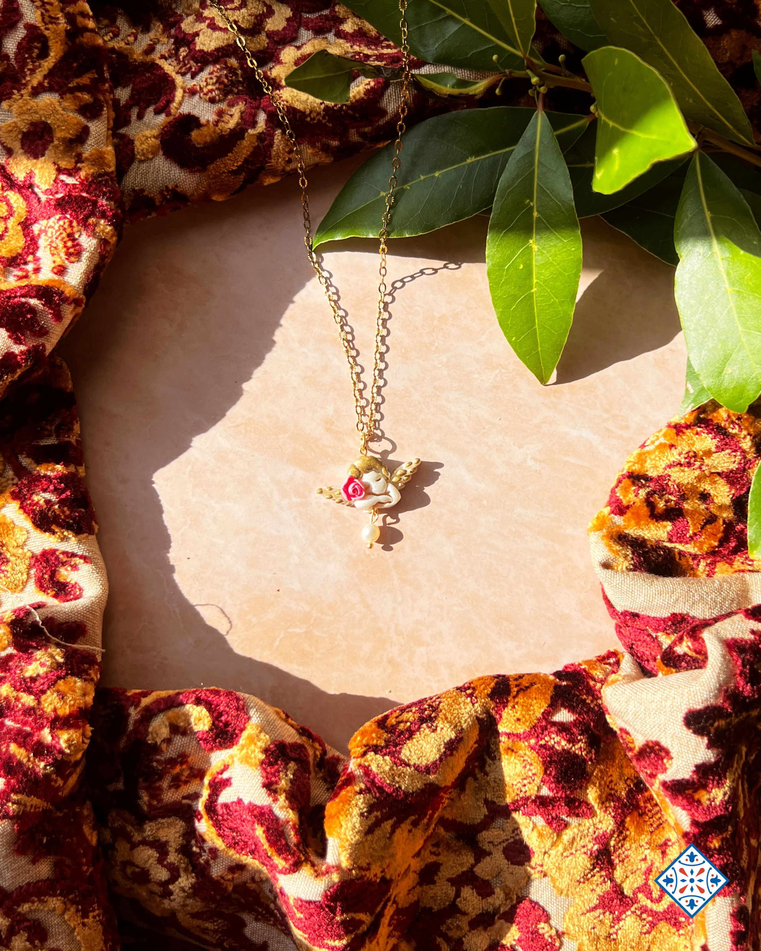 Parure con angioletti bianchi e oro con roselline