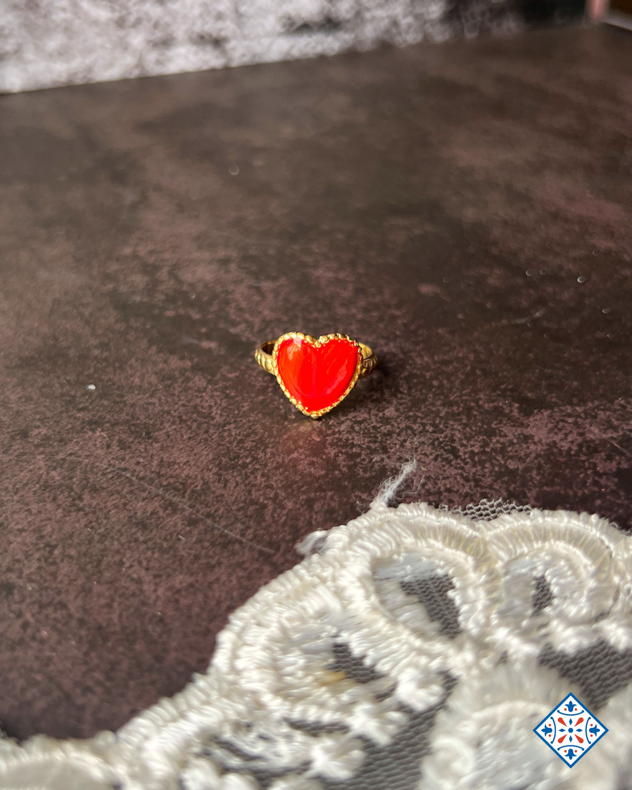 Anello con cuore rosso