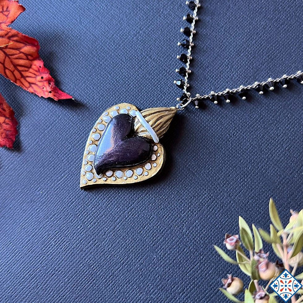 Collana con cuore sacro nero con riflessi viola