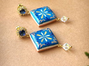 La collezione di gioielli dedicata a Santa Lucia è finalmente disponibile online.  Un progetto che nasce ogni anno come un gesto rituale e tradizionale, un omaggio a una delle feste più sentite della tradizione siciliana e al suo significato più profondo: la vittoria della luce sull’oscurità.