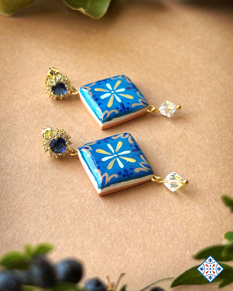 La collezione di gioielli dedicata a Santa Lucia è finalmente disponibile online. Un progetto che nasce ogni anno come un gesto rituale e tradizionale, un omaggio a una delle feste più sentite della tradizione siciliana e al suo significato più profondo: la vittoria della luce sull’oscurità.