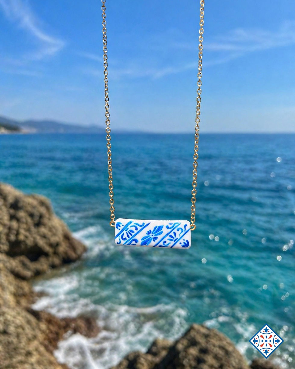 Collana "Ti porto con me" e maiolica blu