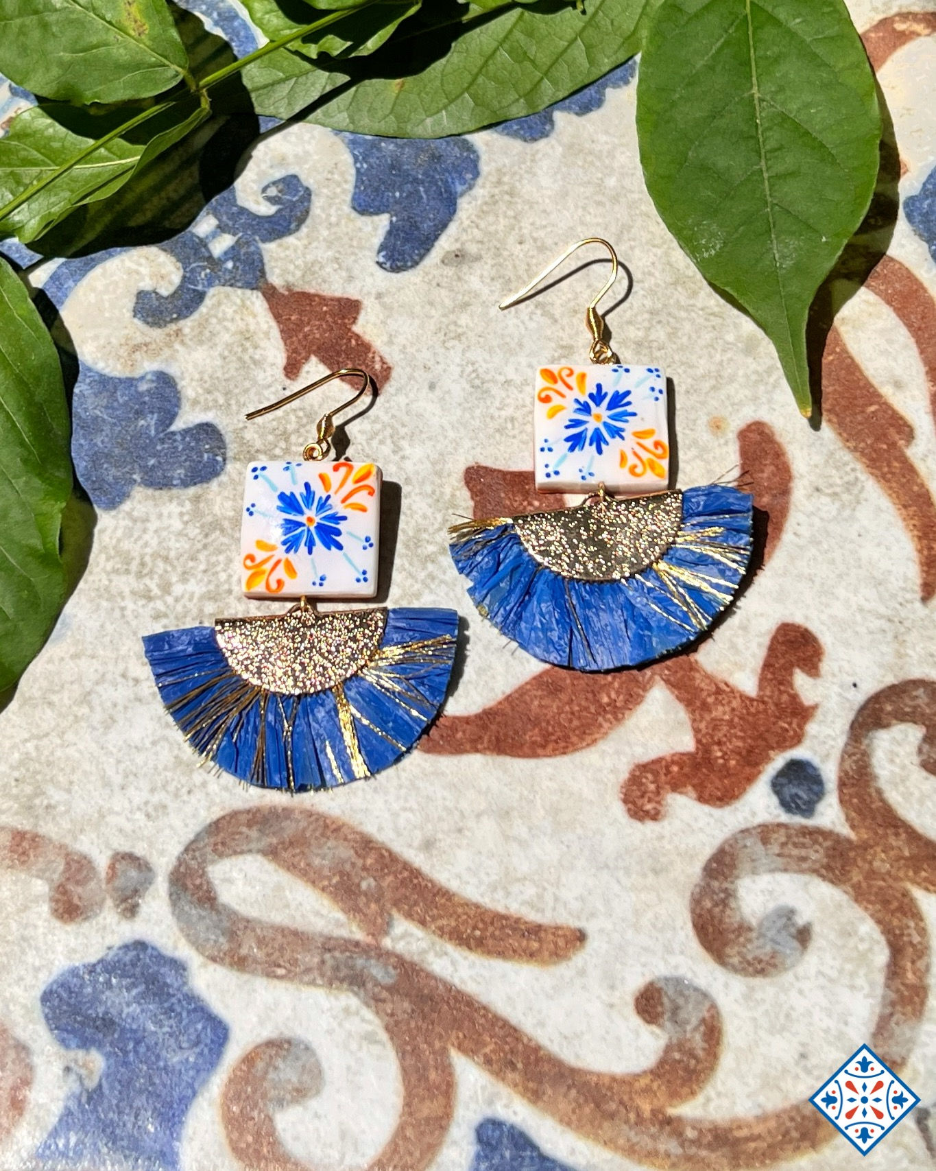 Orecchini con maioliche blu e giallo con rafia