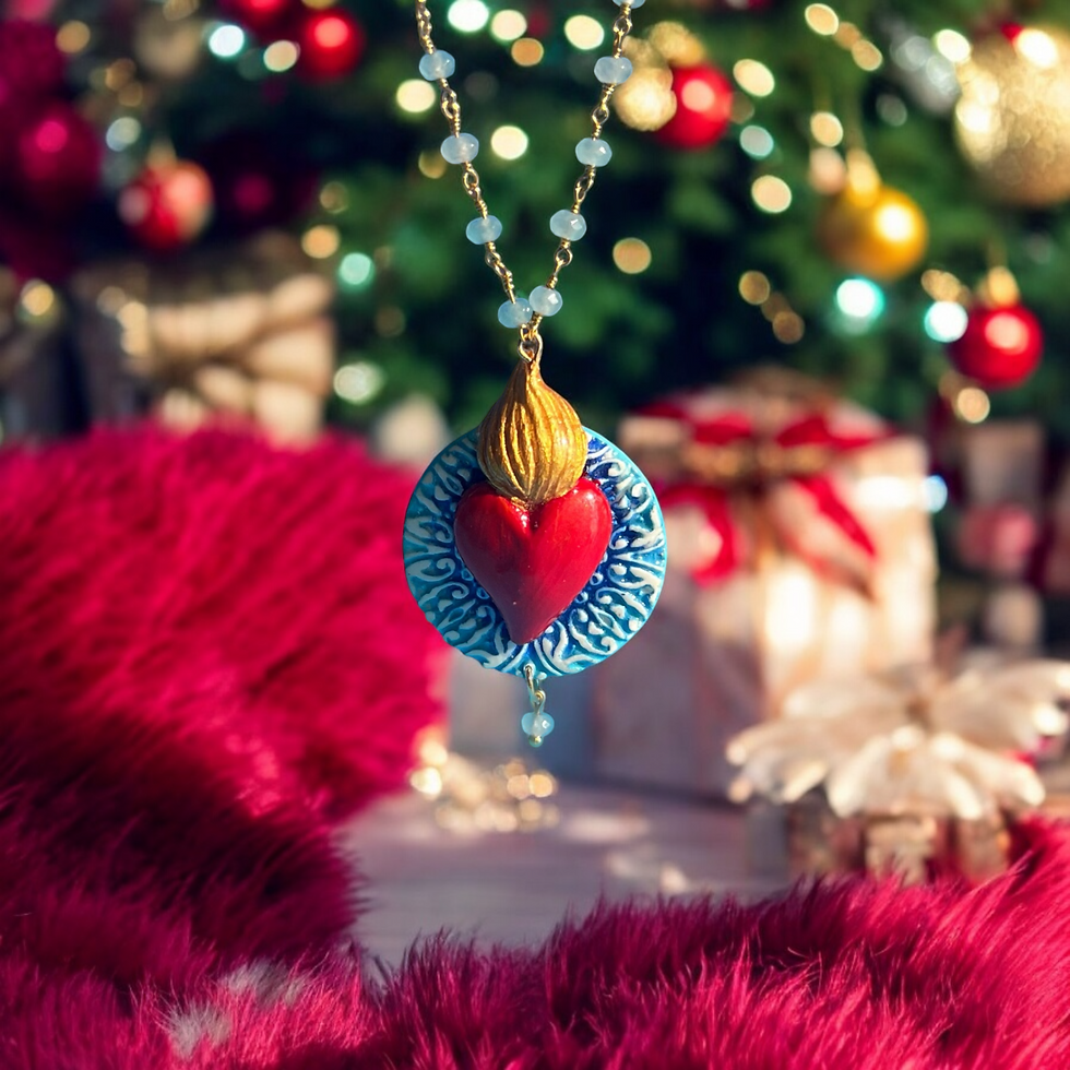 Collana con cuore sacro e sfondo di maioliche a rilievo