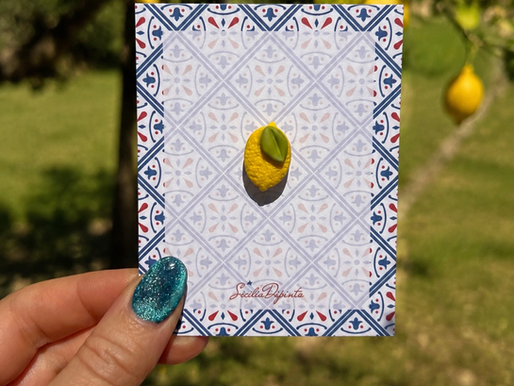 Una spilla a forma di limone in regalo