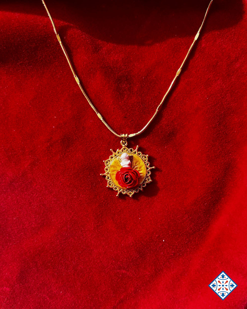 Collana angelo su rosa rossa
