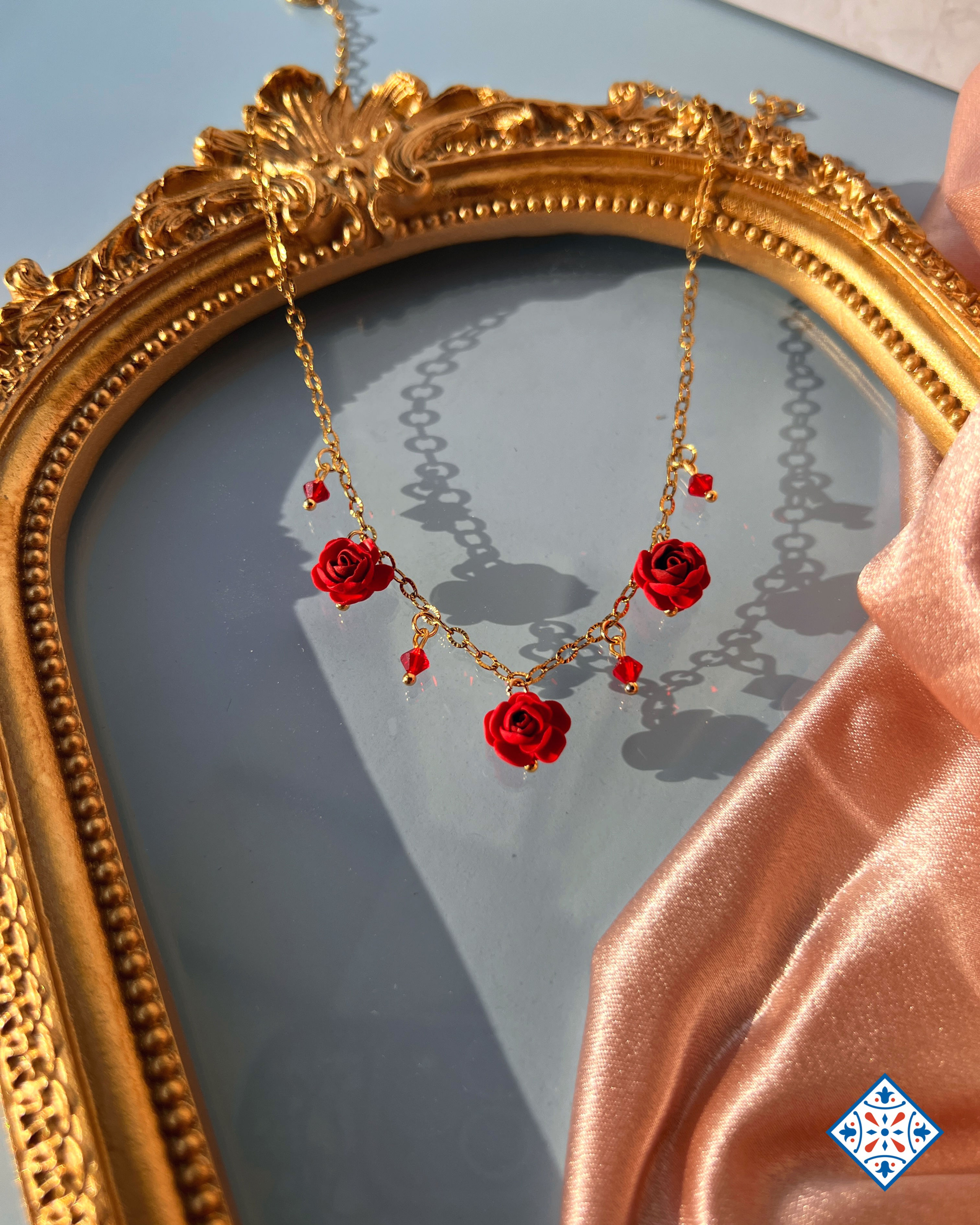 Collana con rose rosse e Swarovski