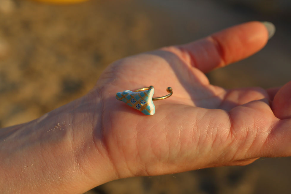 Thumbnail: Anello con la Sicilia di maioliche celeste