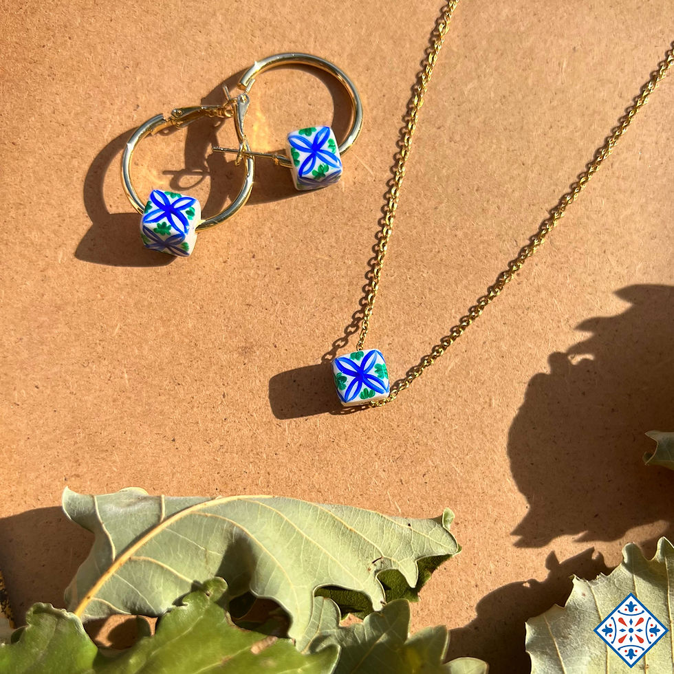 Parure con cubetti di micro maioliche blu e verde