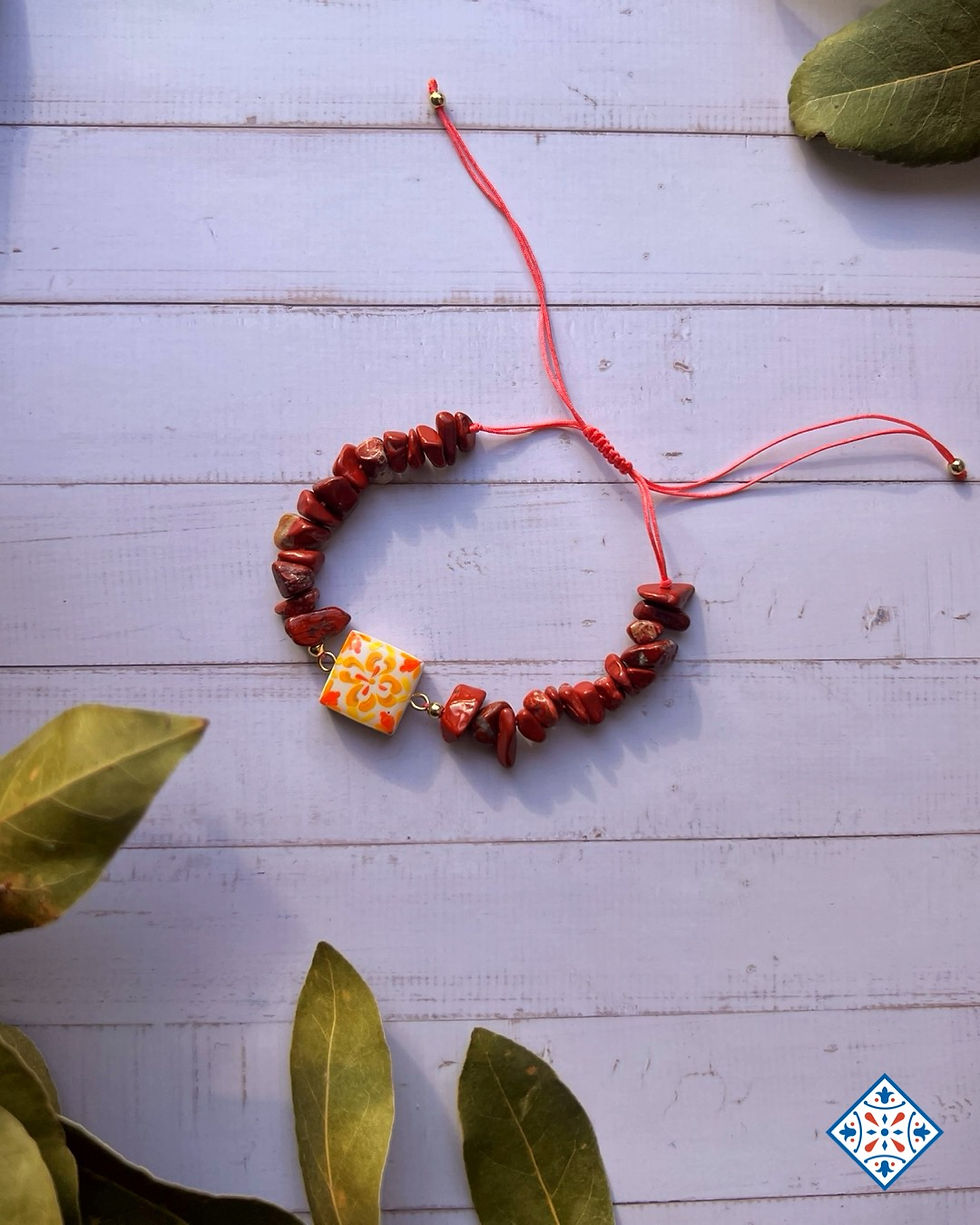 Bracciale con maiolica e pietre irregolari marroni