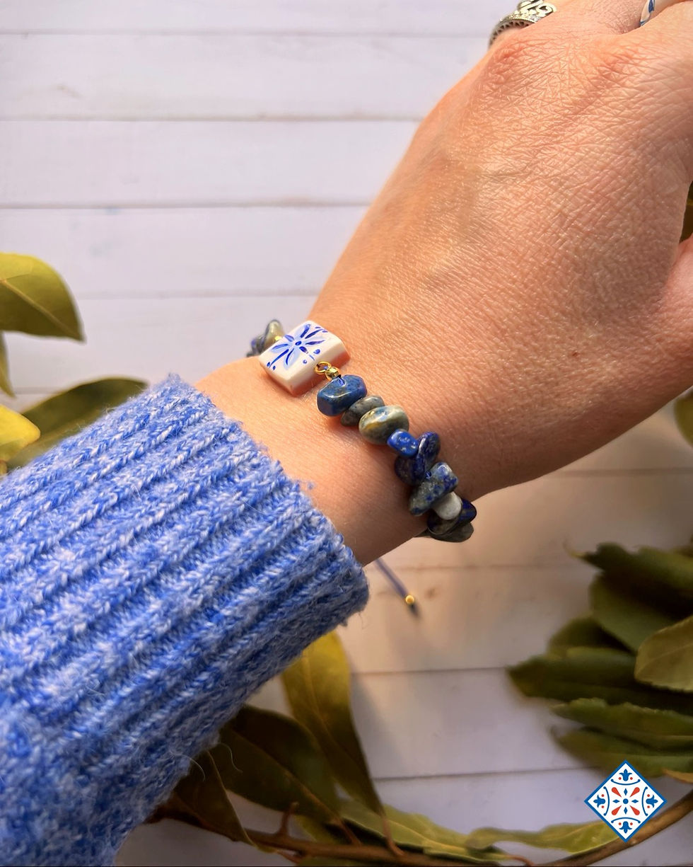 Bracciale con maiolica e pietre irregolari blu