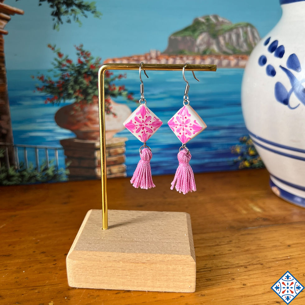 Orecchini con mini maioliche rosa acceso