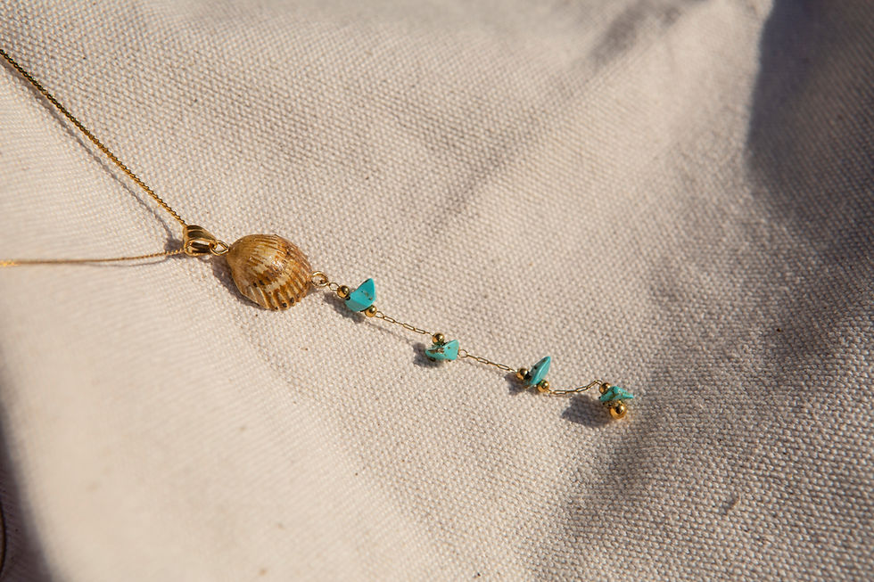 Collana lariat con conchiglia e pietre turchese