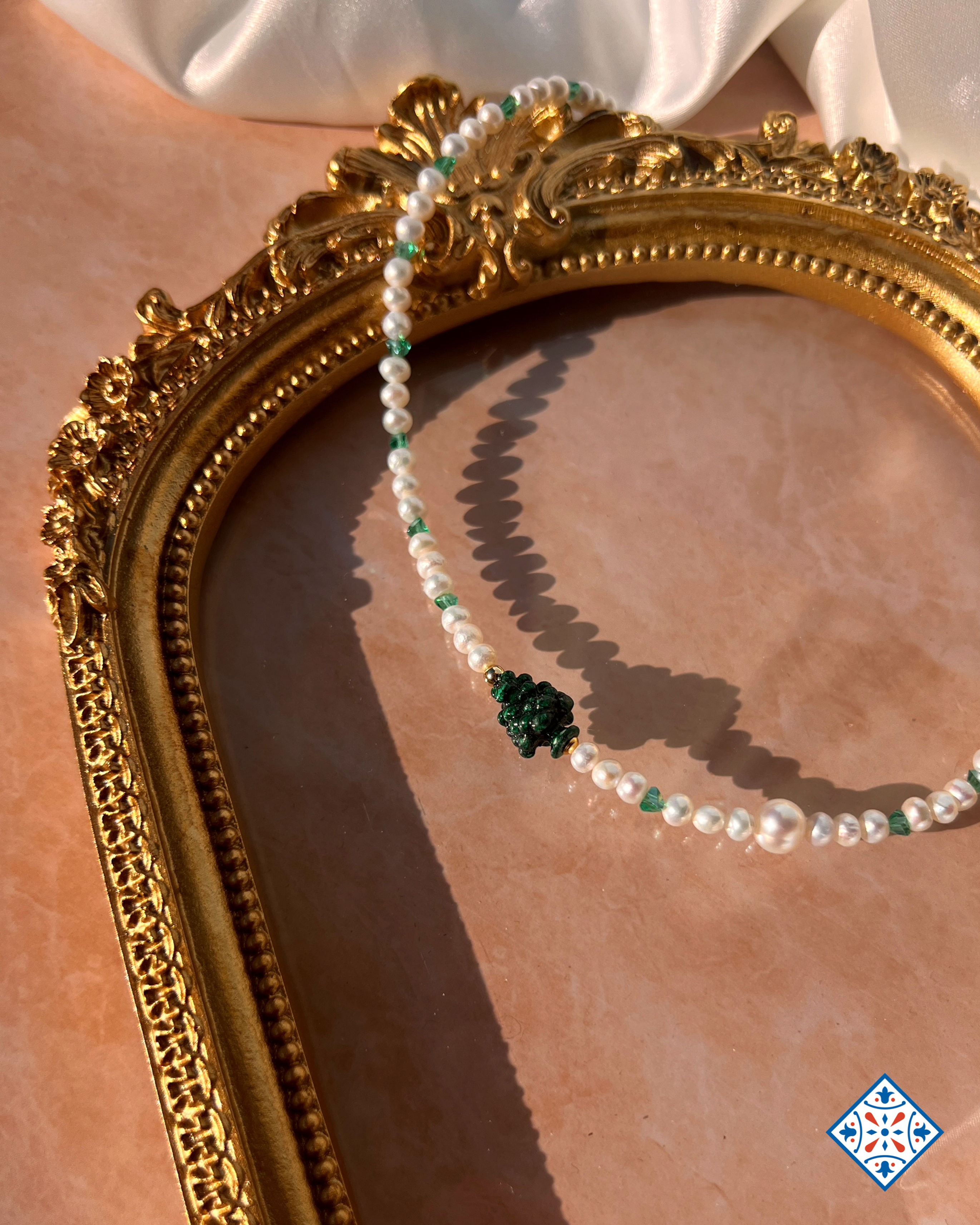 Collana di perle e pigna siciliana