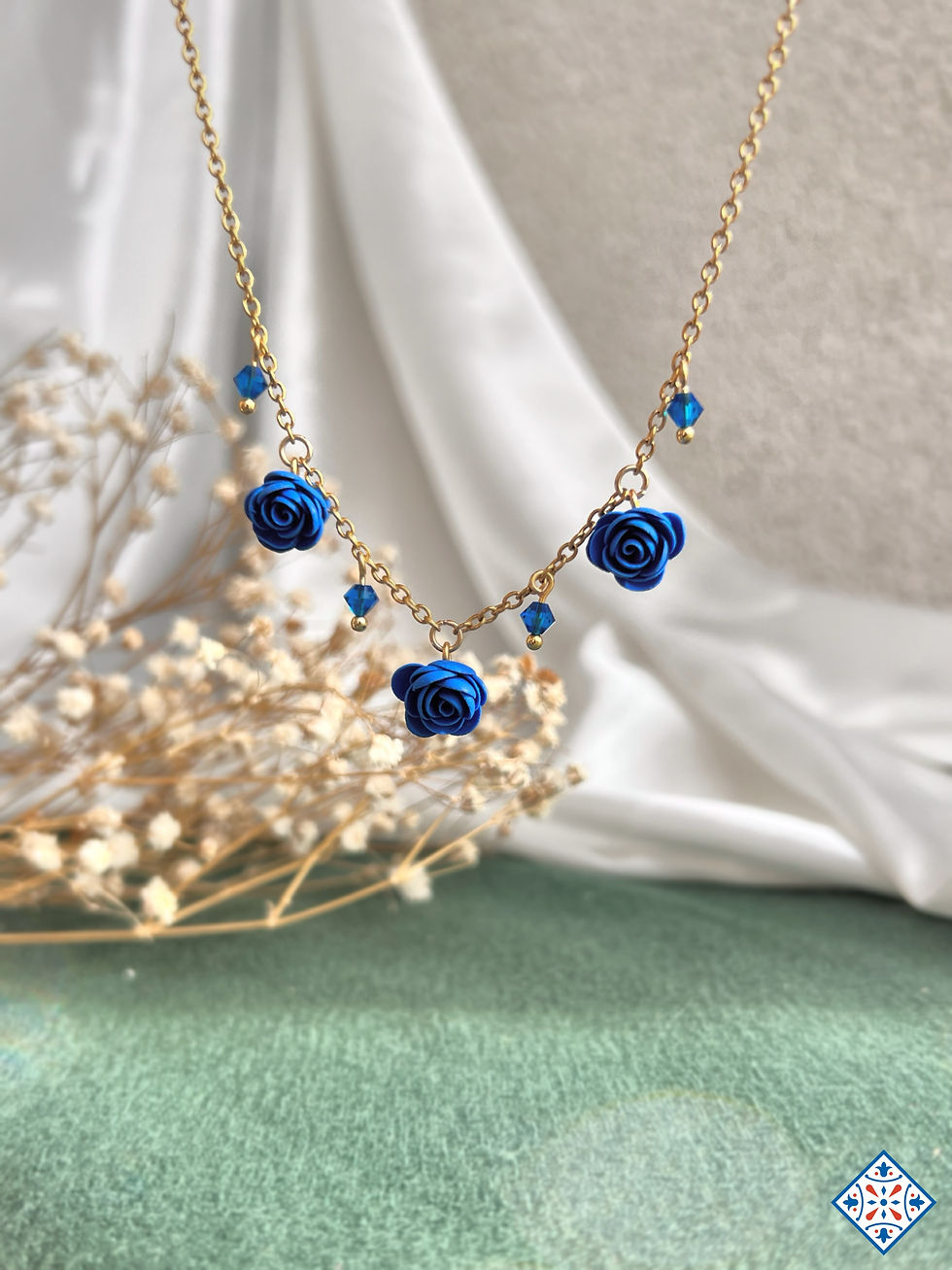Thumbnail: Collana con rose blu e Swarovski