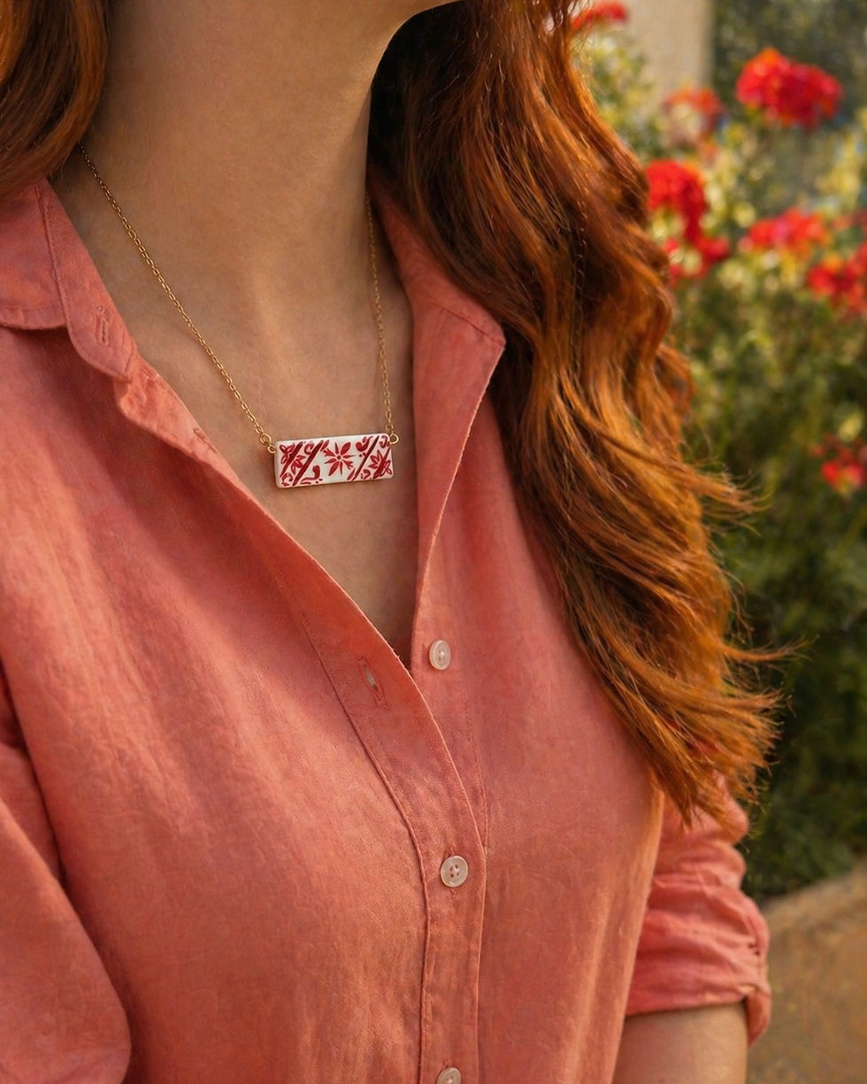 Collana "Ti porto con me" e maiolica rossa