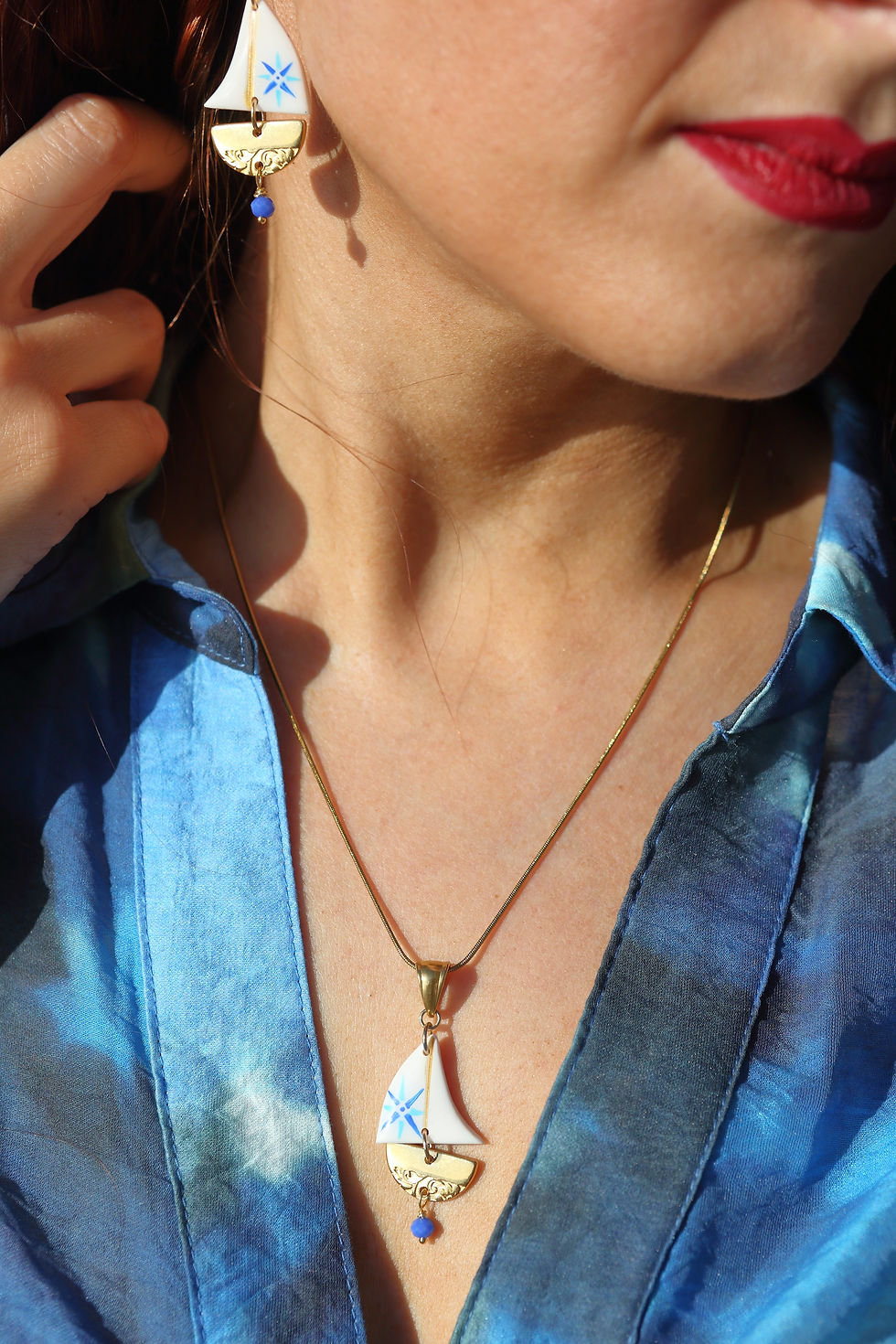 Collana barca a vela rosa dei venti iconica e scafi oro