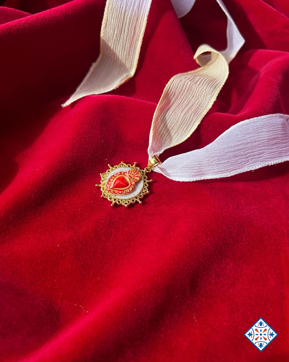 Thumbnail: Collana in seta bianca con cuore sacro ex voto