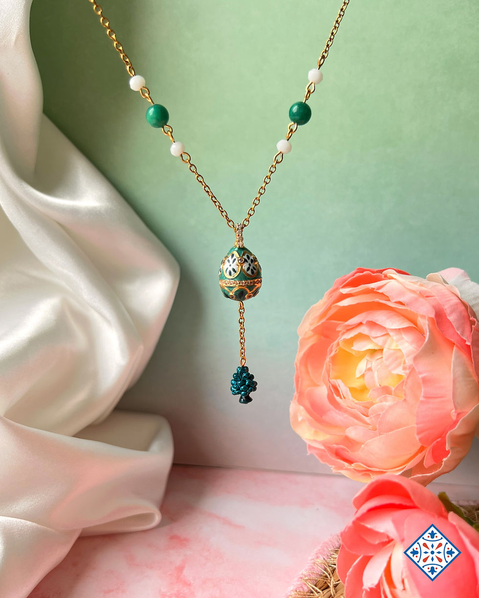 Collana con ovetto verde smeraldo e pigna