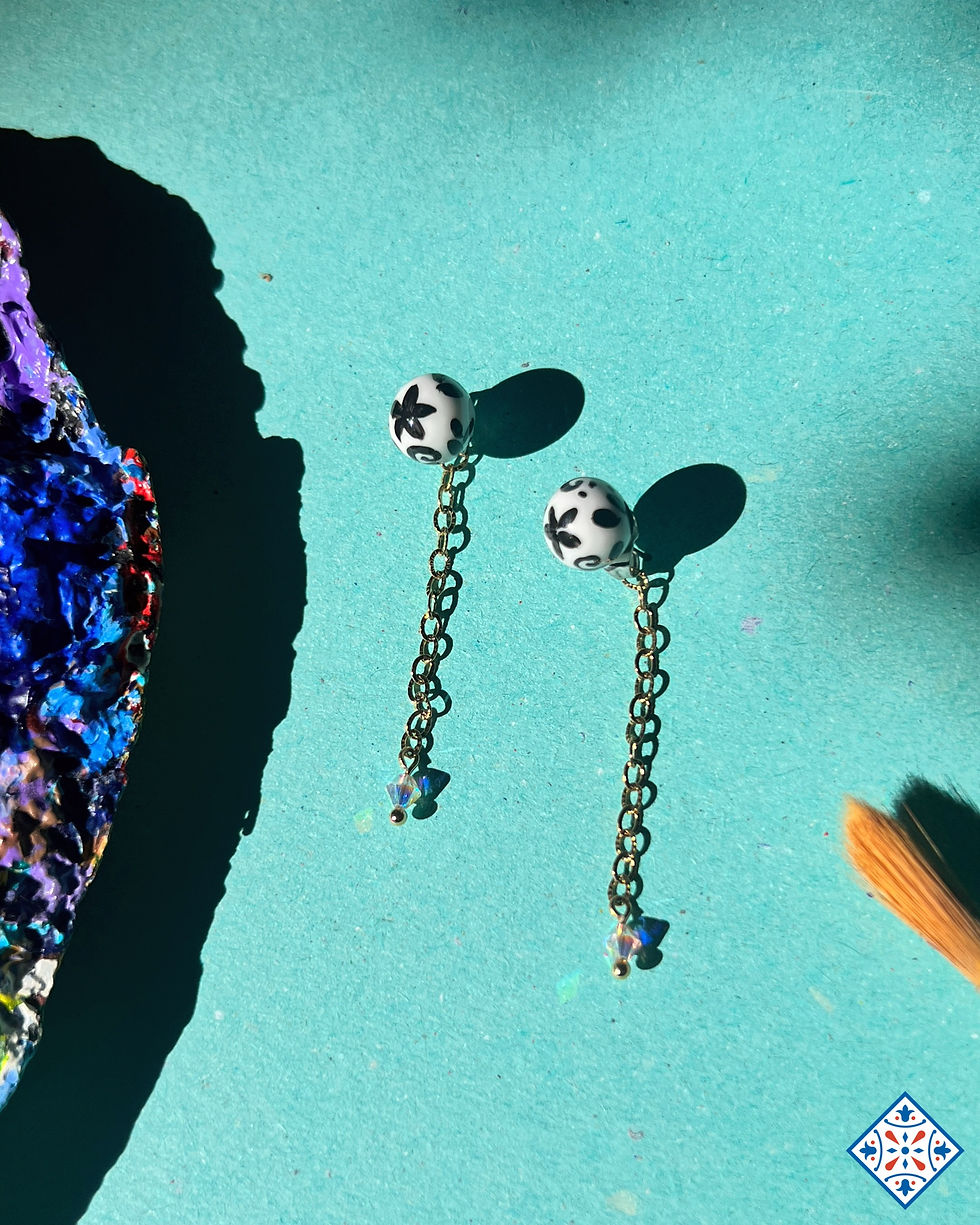 Orecchini da lobo con sfere a fiori stile porcellana nere