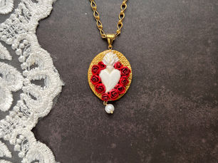 San Valentino arriva, con i suoi cuori, le promesse sussurrate, le cene a lume di candela. Ma oggi l’amore non chiede solo gesti romantici. Ed è proprio da qui che nasce la mia nuova collezione.