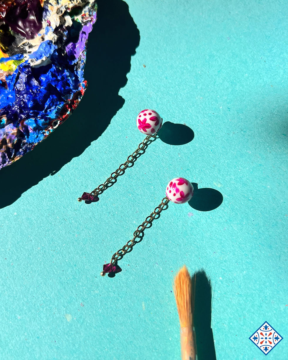 Thumbnail: Orecchini da lobo con sfere a fiori stile porcellana magenta