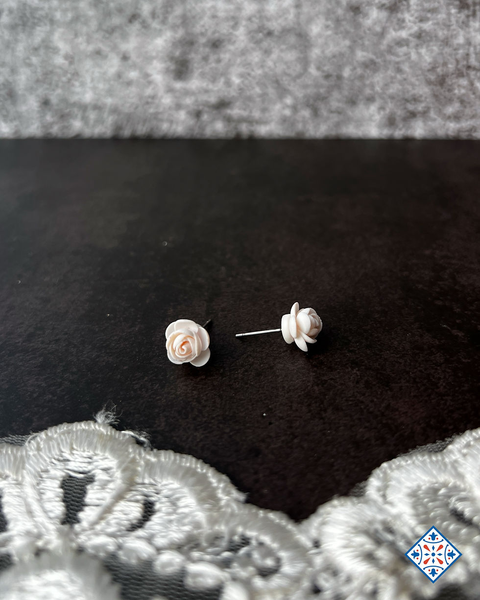 Thumbnail: Orecchini a vite con mini rose bianco latte