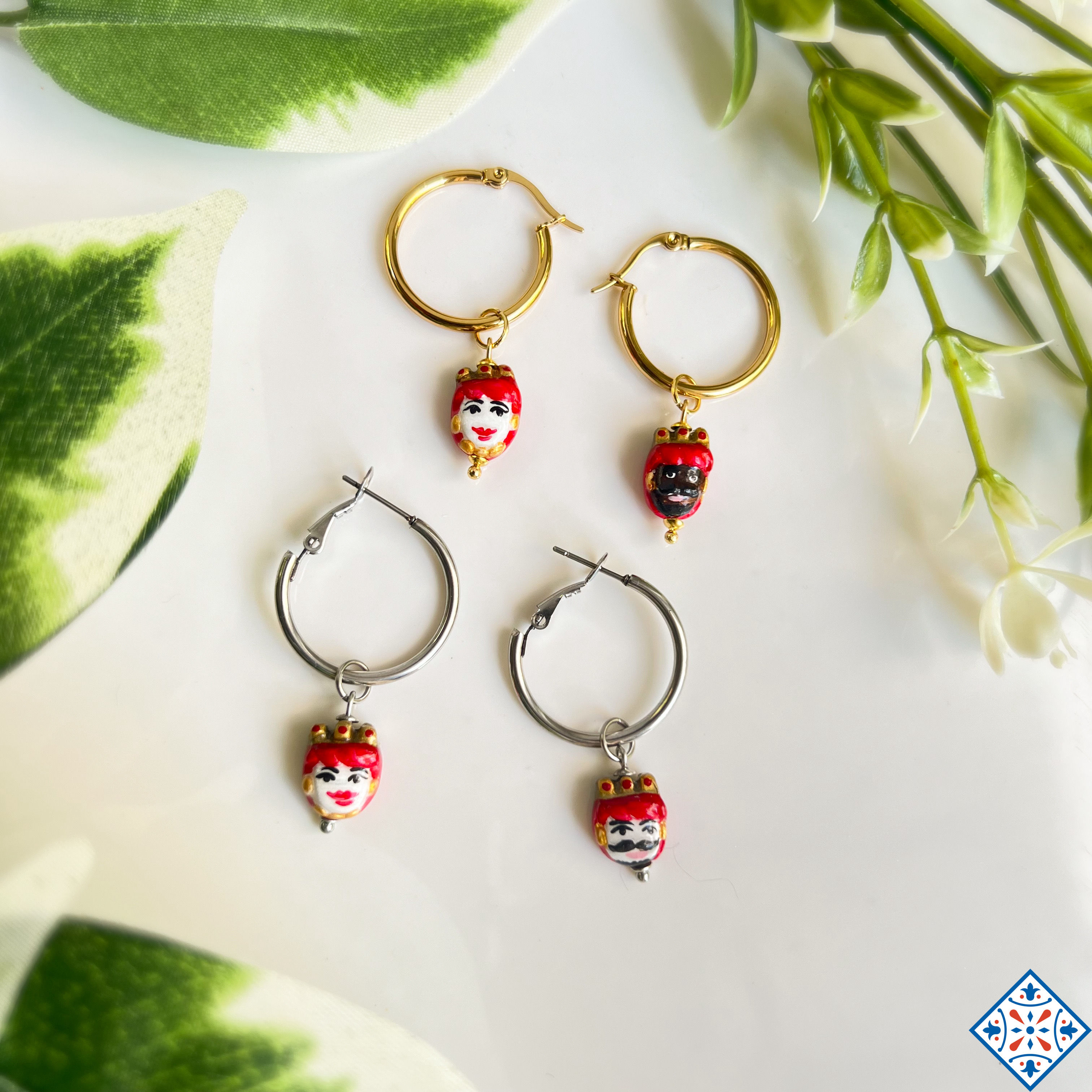 Orecchini a cerchio con teste di moro rosse
