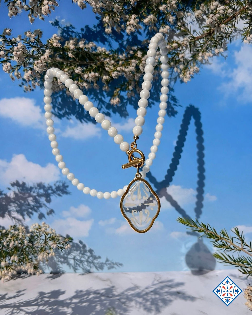 Miniatura: Collana con perline bianche e maioliche cristal a nuvola