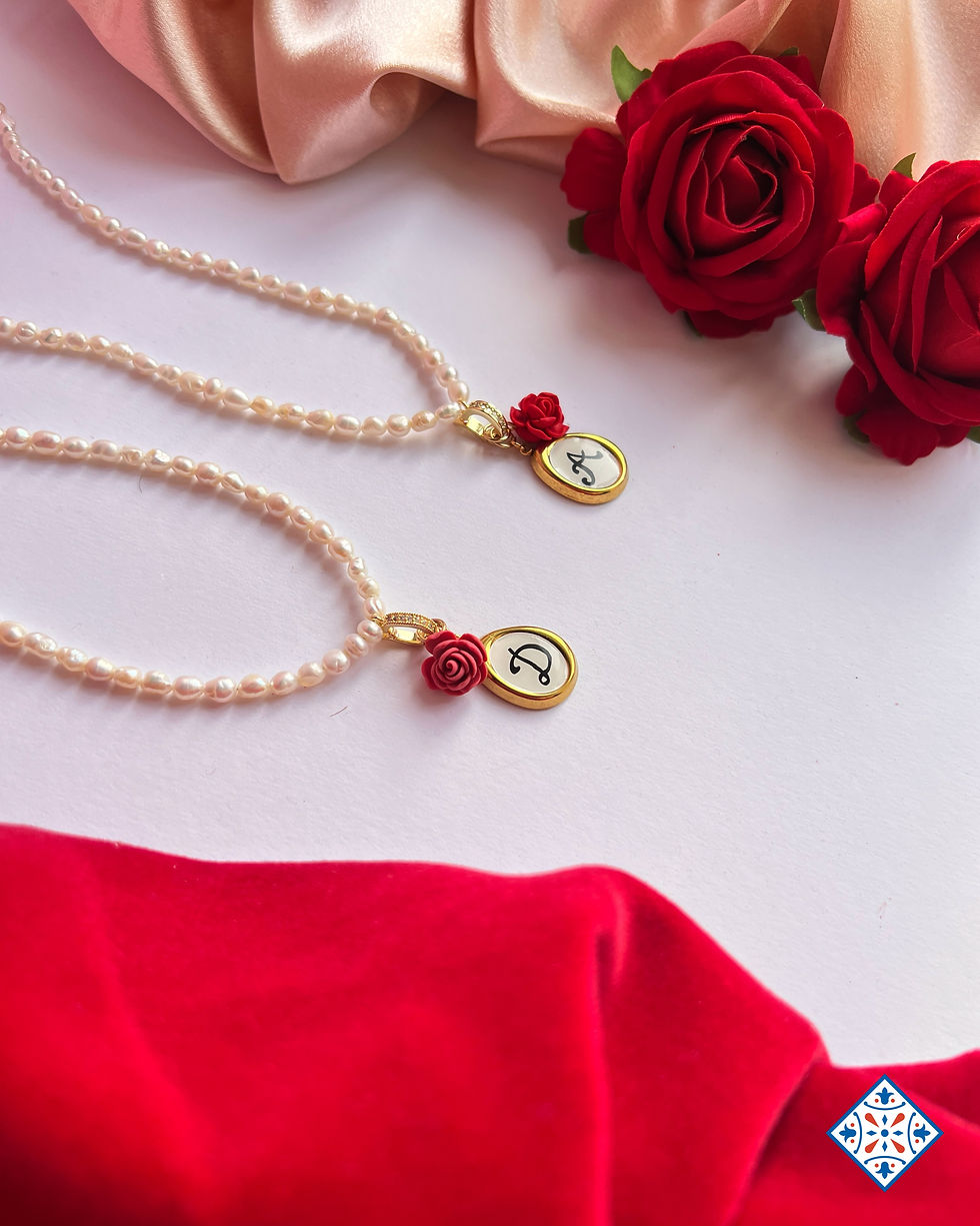 Miniatura: Collana di perle con iniziale e rosa
