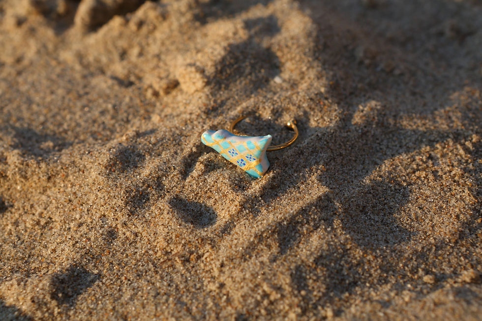 Anello con la Sicilia di maioliche celeste