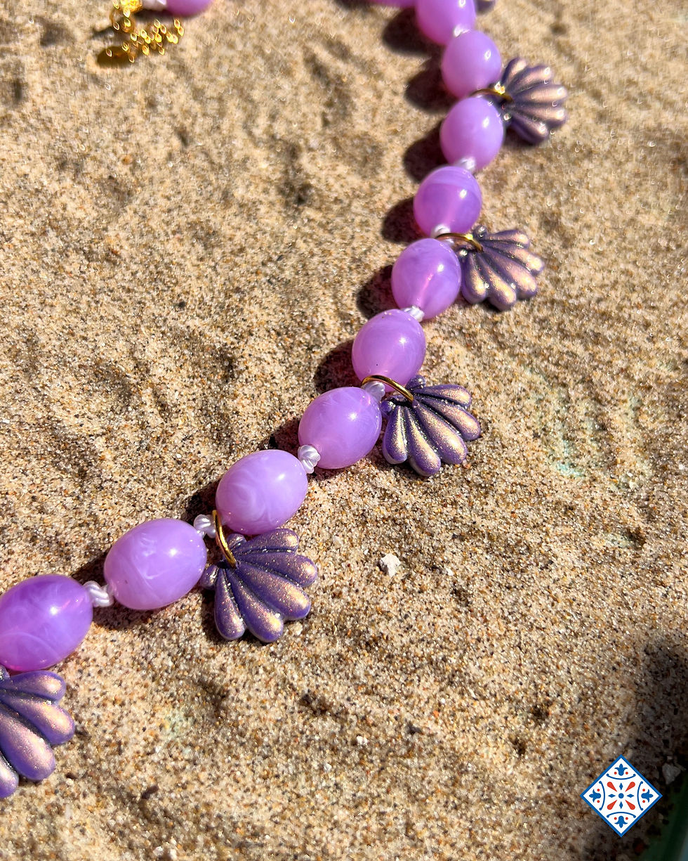Thumbnail: Parure lilla con conchiglie viola