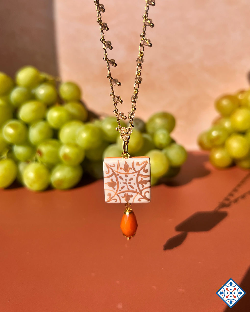 Collana con maiolica Pantone 2025 e cristallini