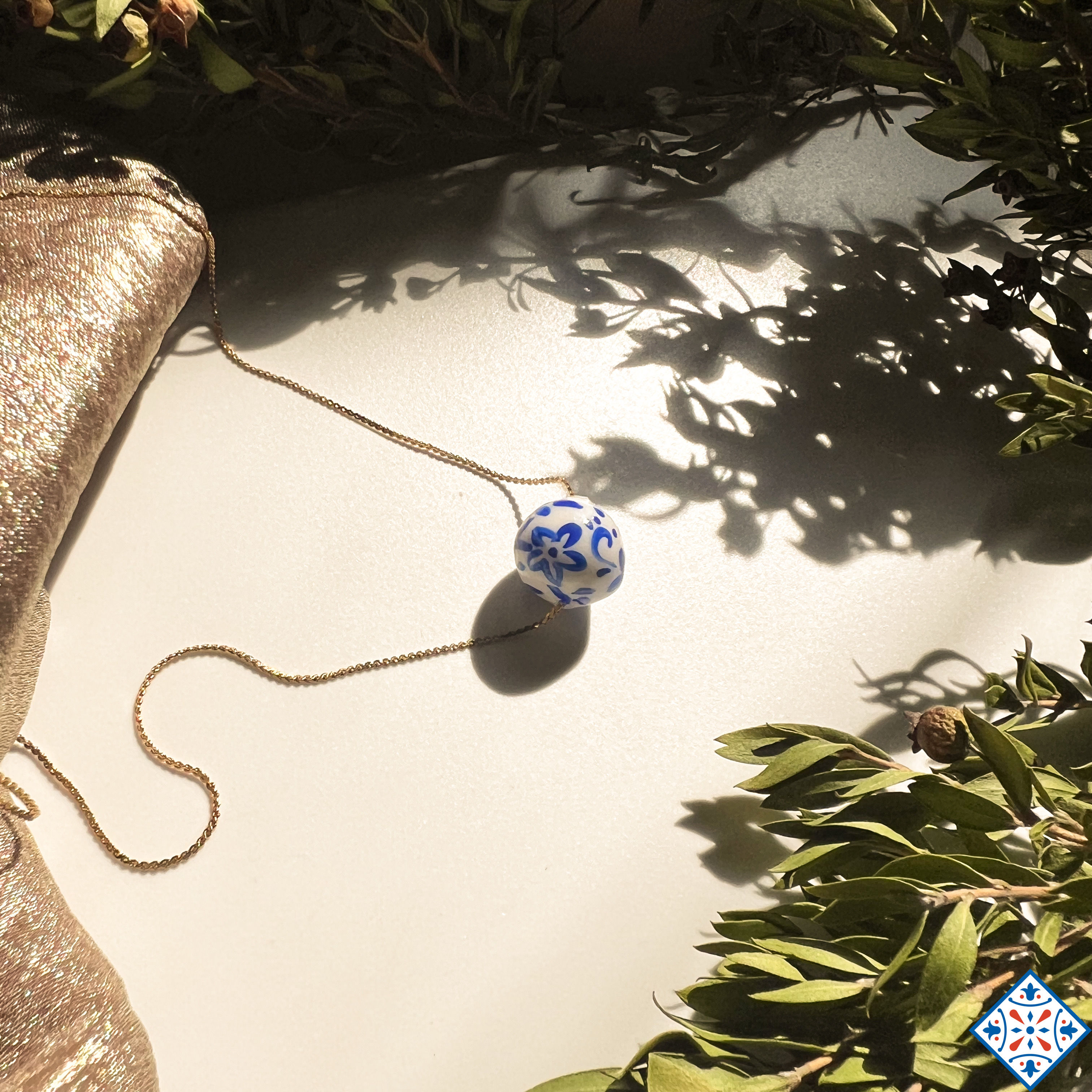 Collana con sfera di maiolica blu