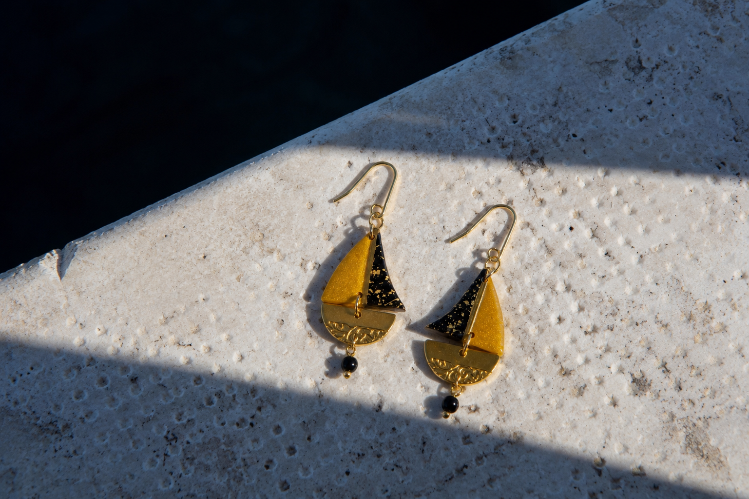 Orecchini barche a vela terrazzo pop oro e nero