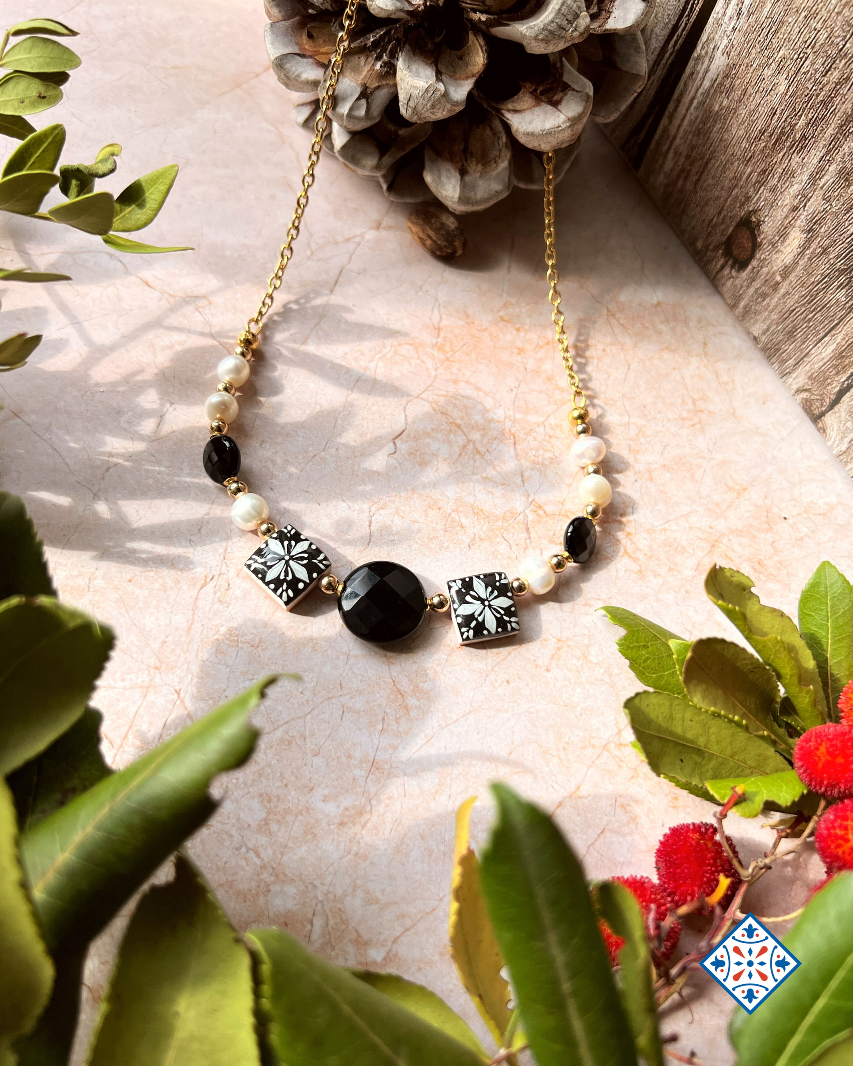 Collana girocollo perle con maioliche nere e onice