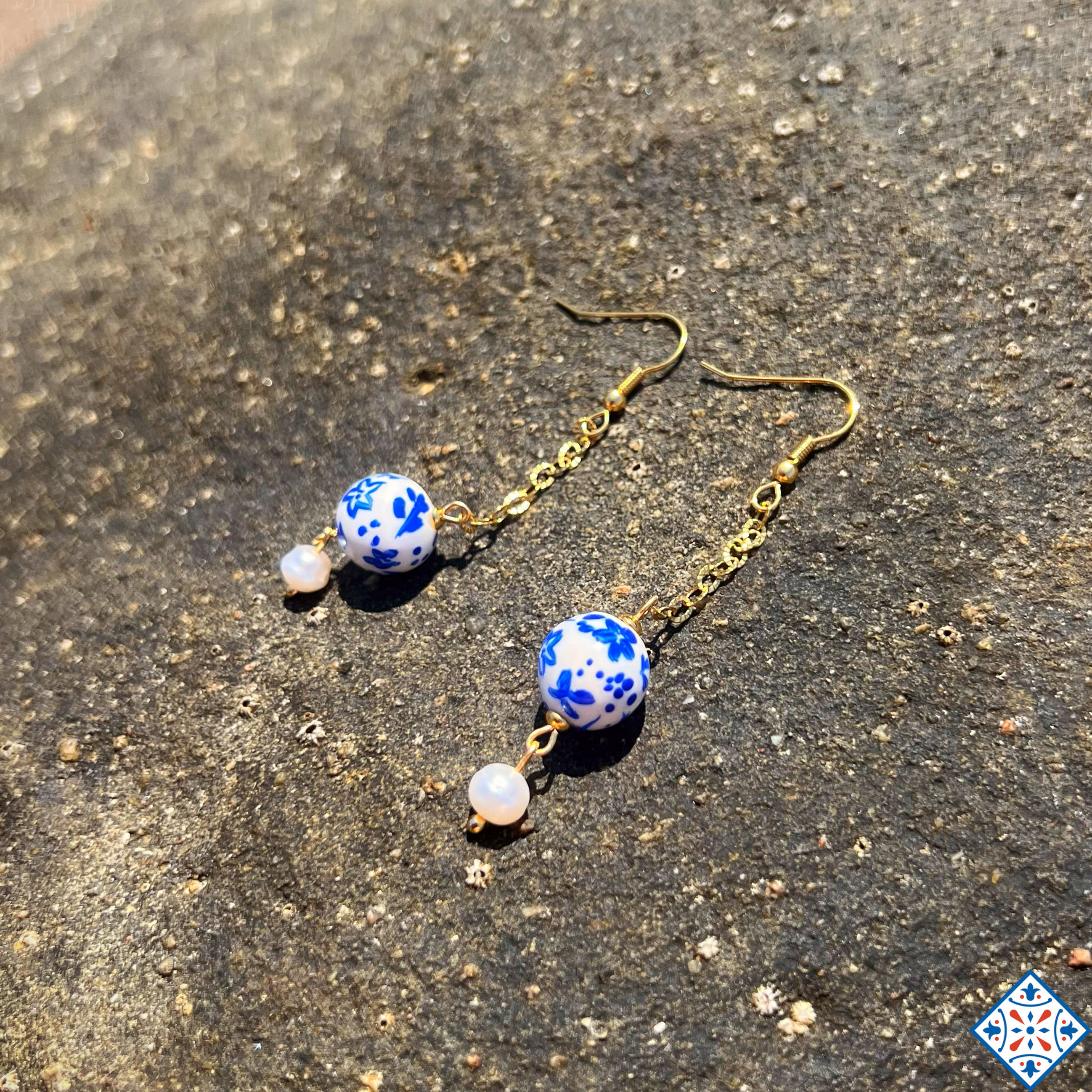 Orecchini con perle dipinte stile porcellana