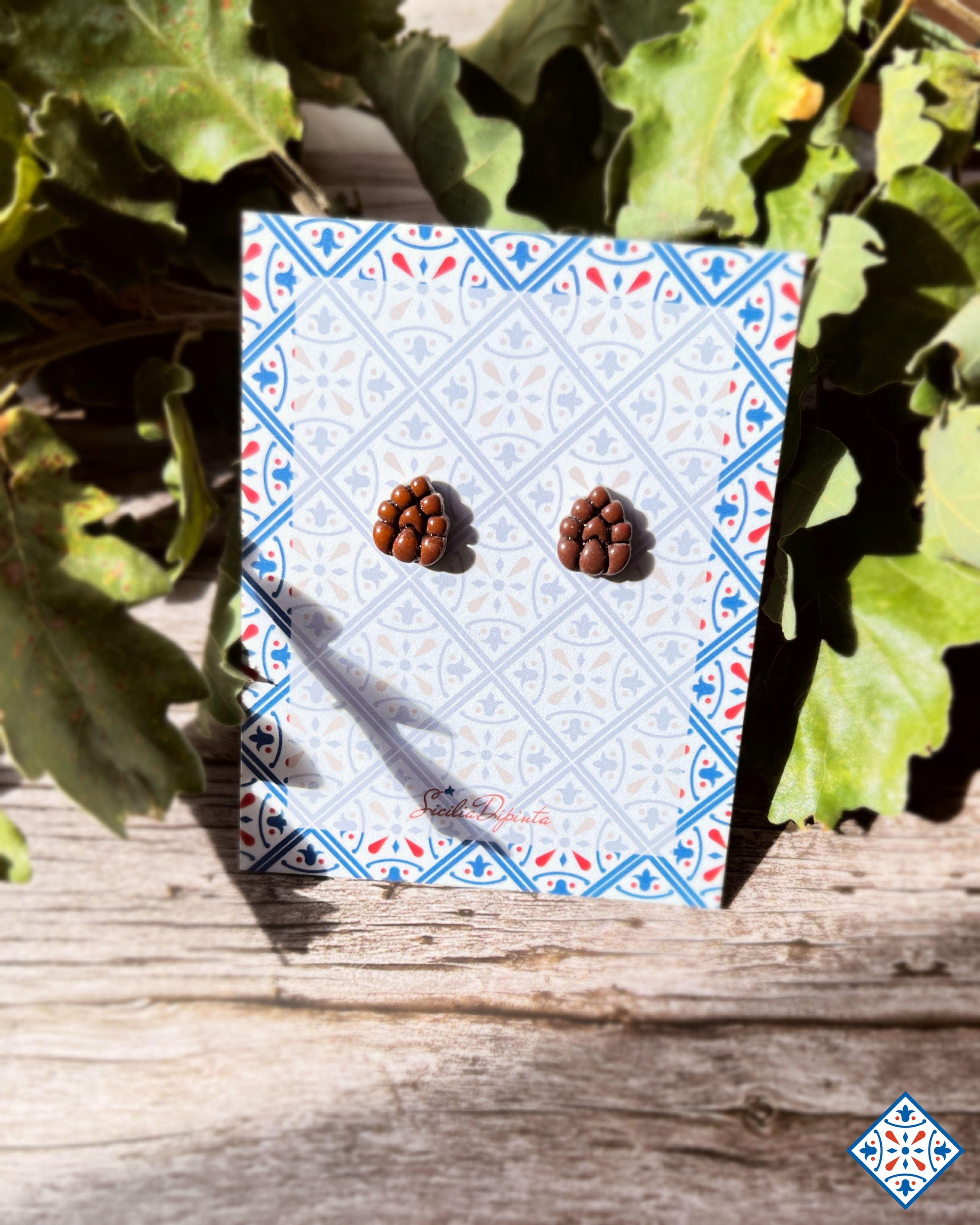 Orecchini con pigne di pino