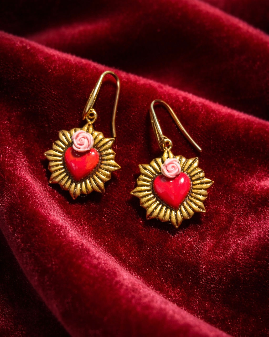 Orecchini con cuori sacri e rose