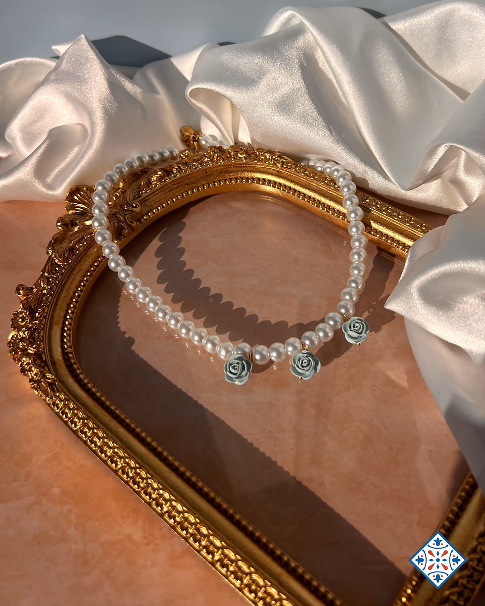 Thumbnail: Collana di perle e rose celesti