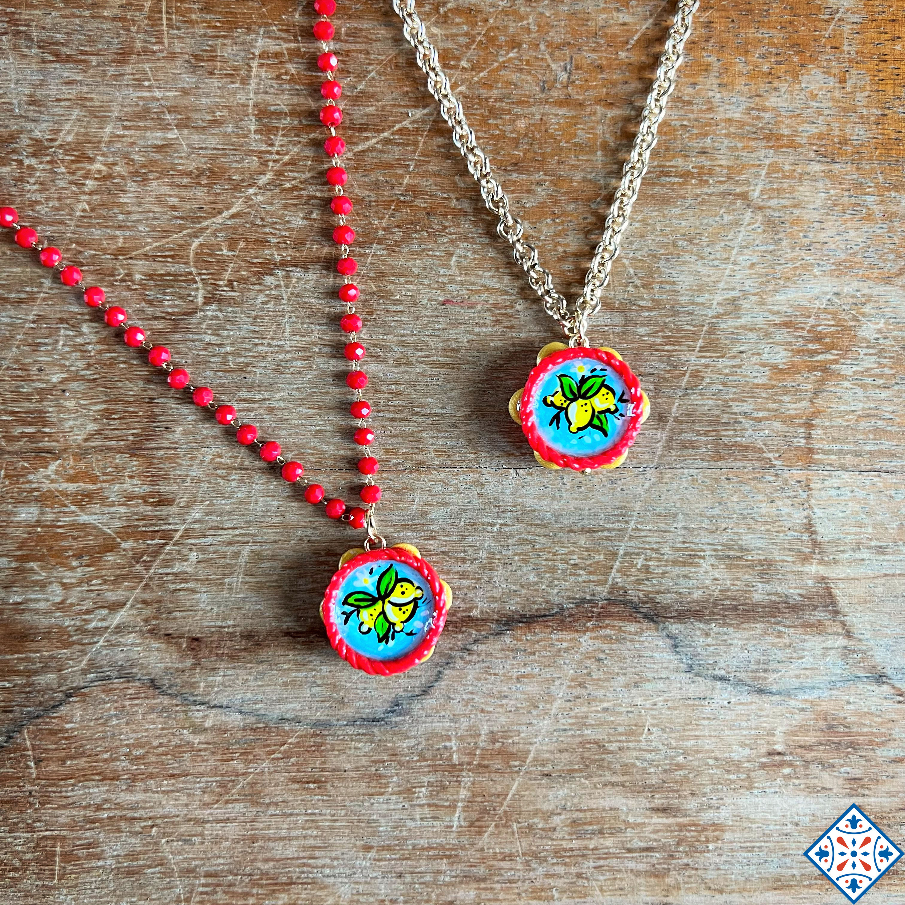 Collana con tamburello e limoni dipinti
