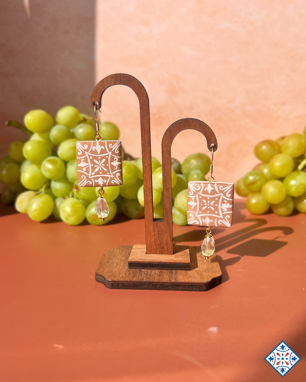 Orecchini maiolica Pantone 2025 dettagli bianchi