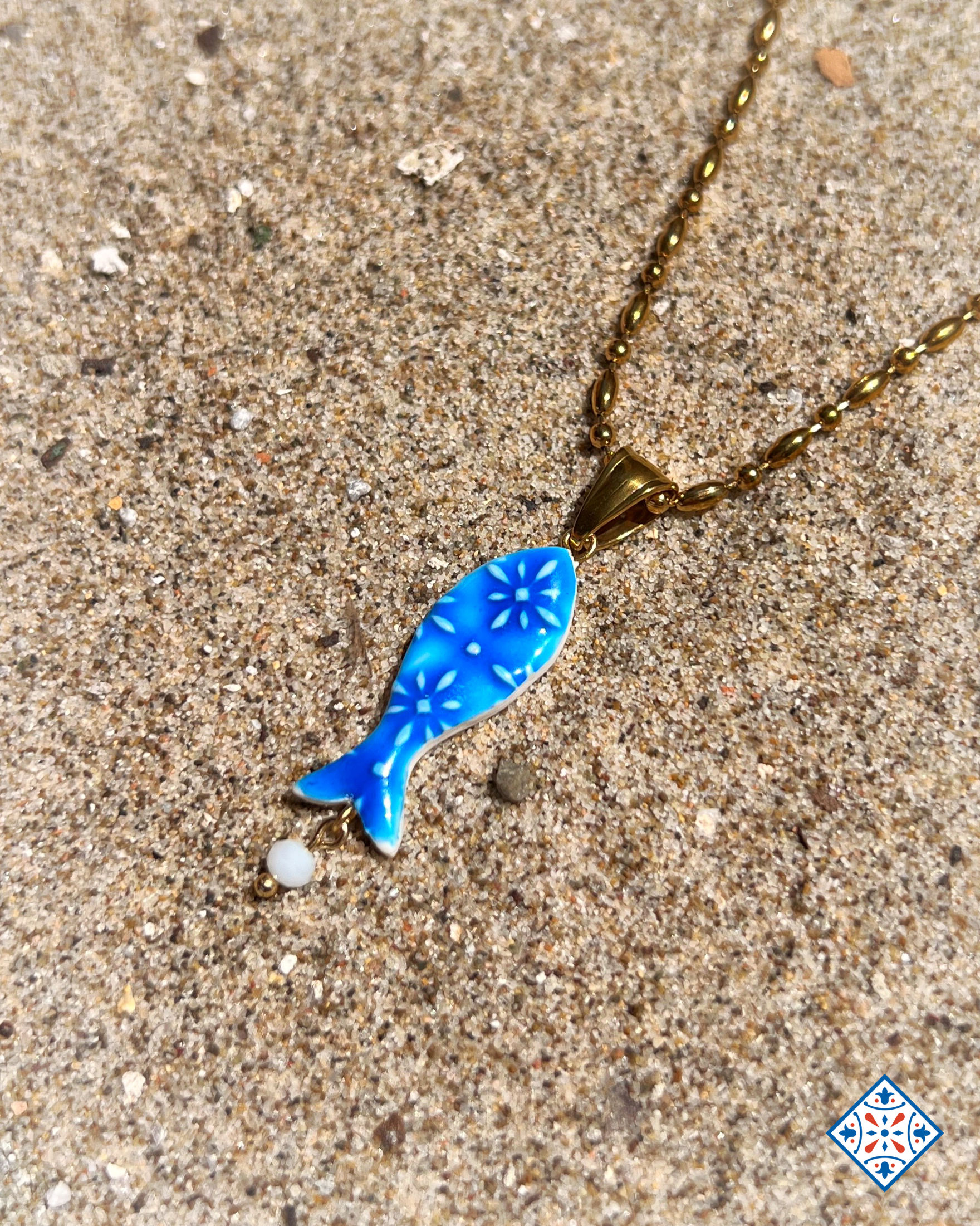 Collana con pesce di maioliche a rilievo blu oltremare e perlina