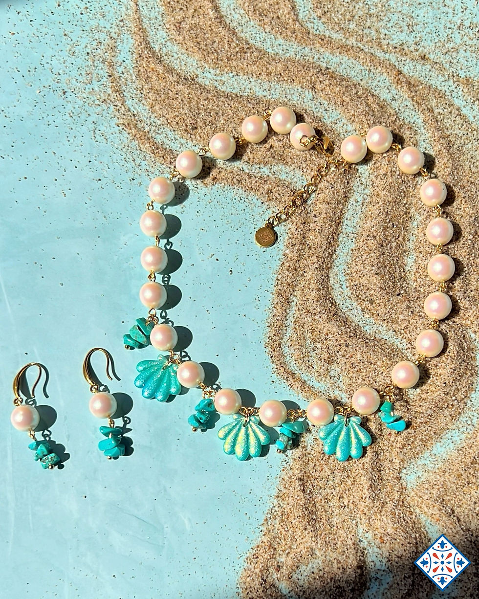Parure con perle iridescenti, conchiglie e turchese