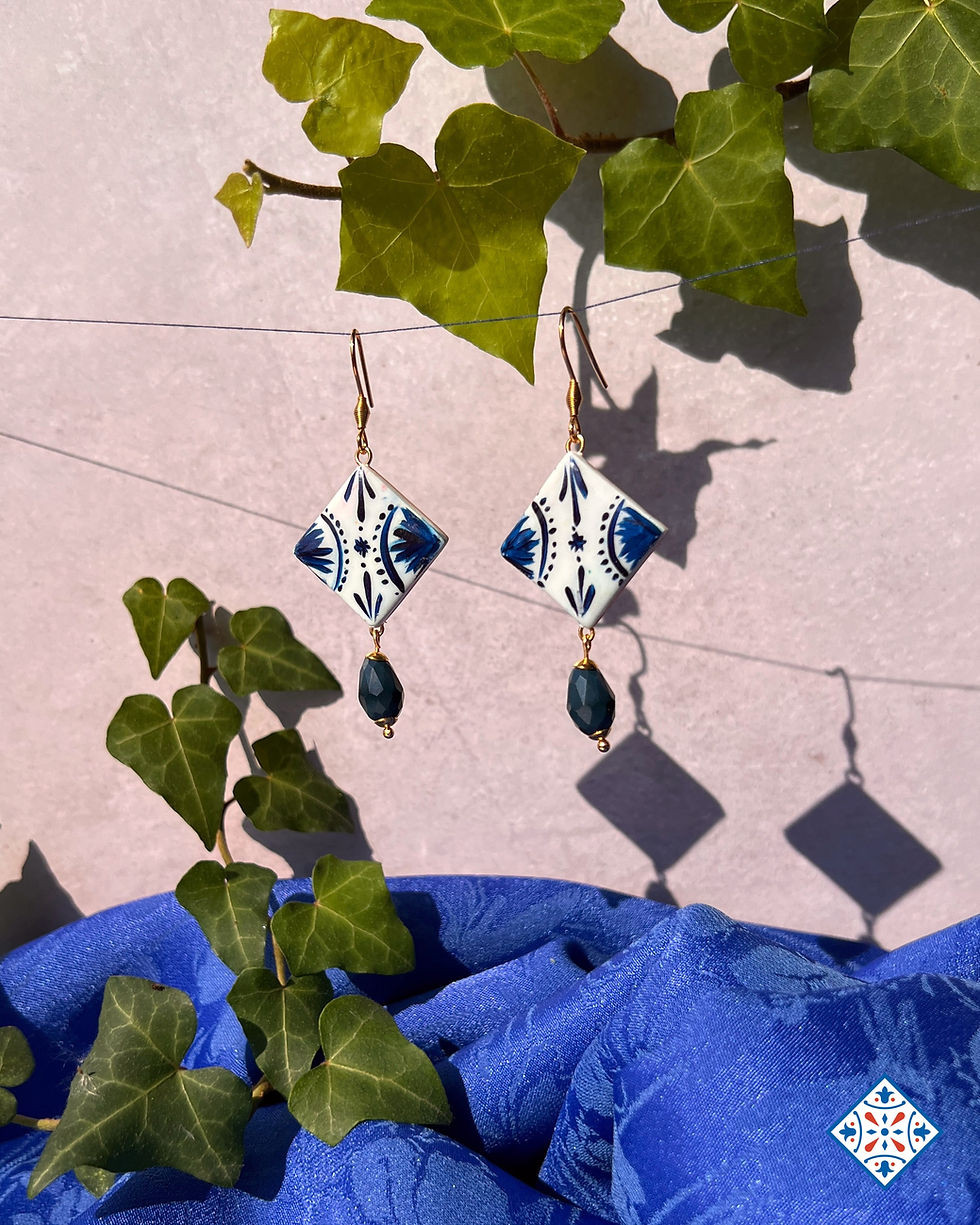 Orecchini con maioliche blu effetto marmo