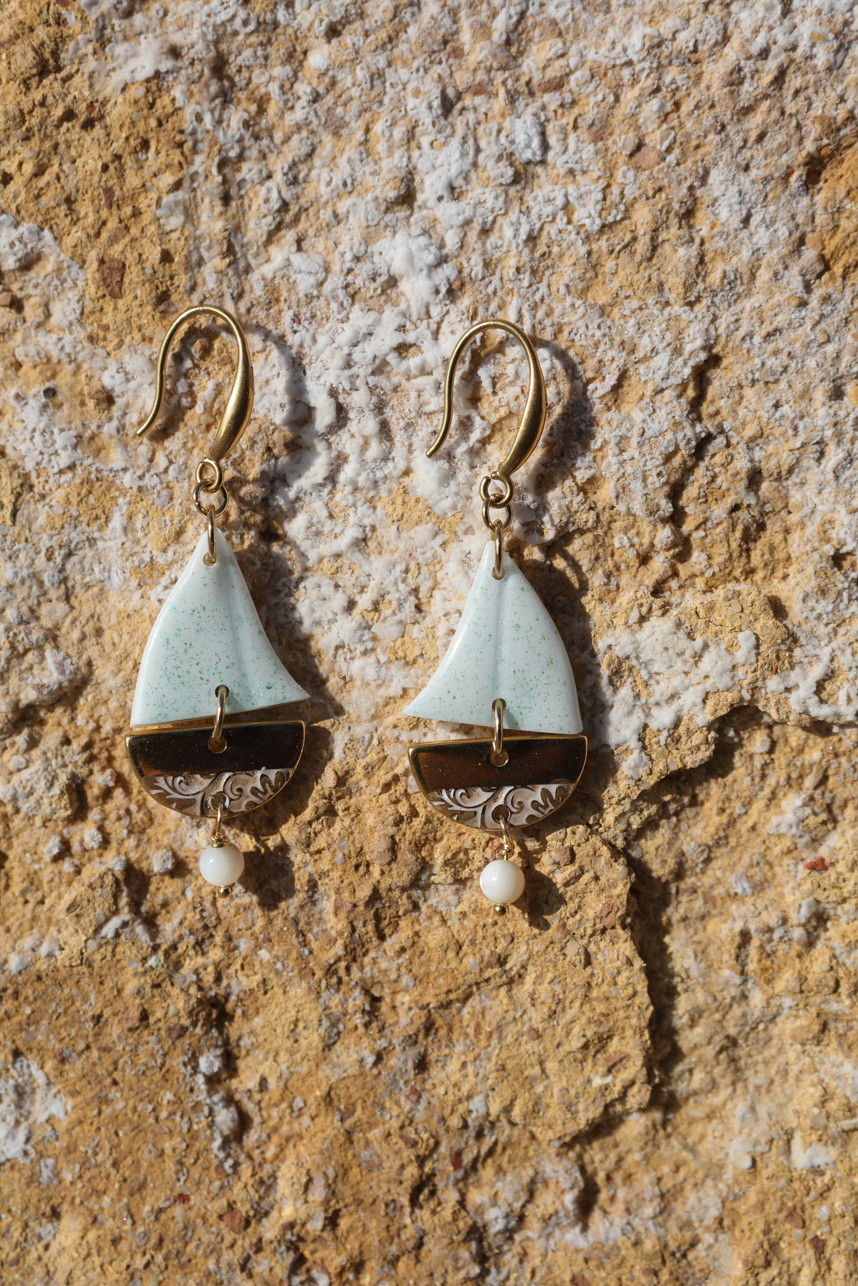 Orecchini barche a vela terrazzo celeste glitter pop scafi oro e madreperla