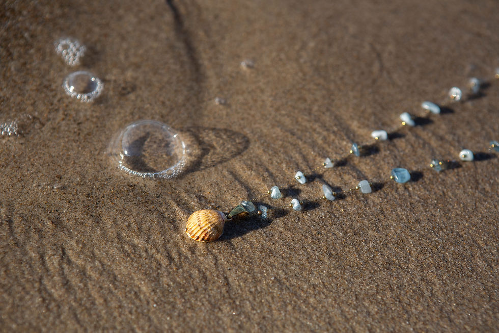 Collana con conchiglia e pietre acquamarina