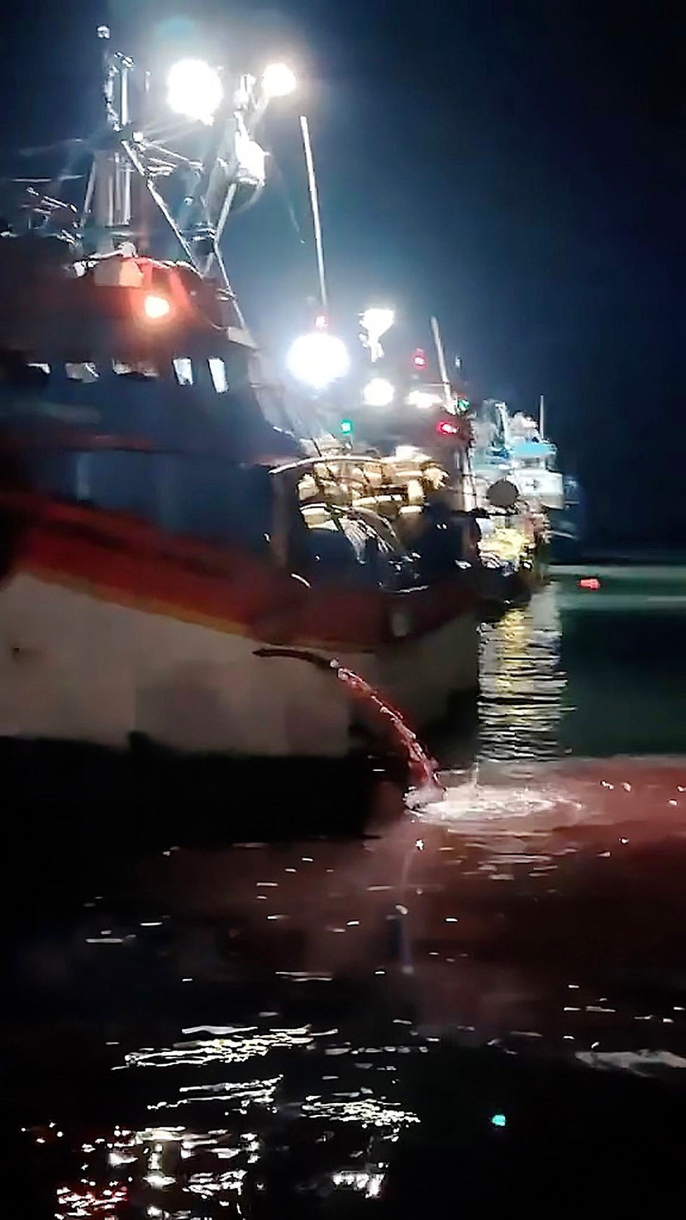 Discharge of βblood waterβ from fish processing can deplete oxygen levels and spread pathogens, posing risks to marine life and public health. (Photo: Chimbote En La Web on Facebook)