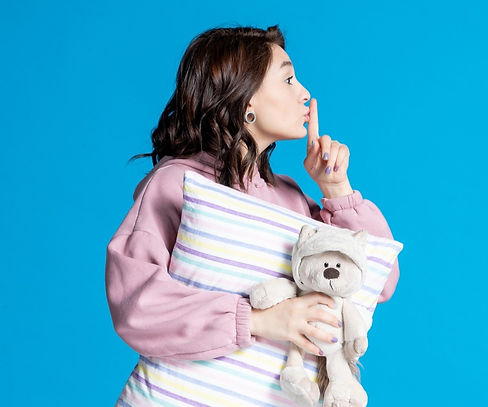 mulher-jovem-de-pijama-rosa-conversando-com-alguem-na-cama-azul-de-insonia-noite-pesadelo-